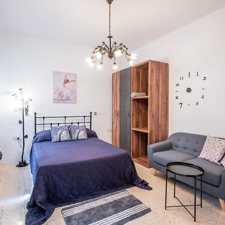 Close To Airport - Private Room With Private Bathroom Adults Only Gudja Bagian luar foto
