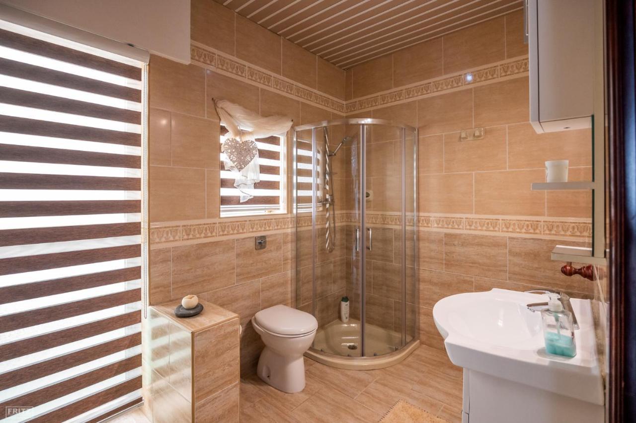 Close To Airport - Private Room With Private Bathroom Adults Only Gudja Bagian luar foto