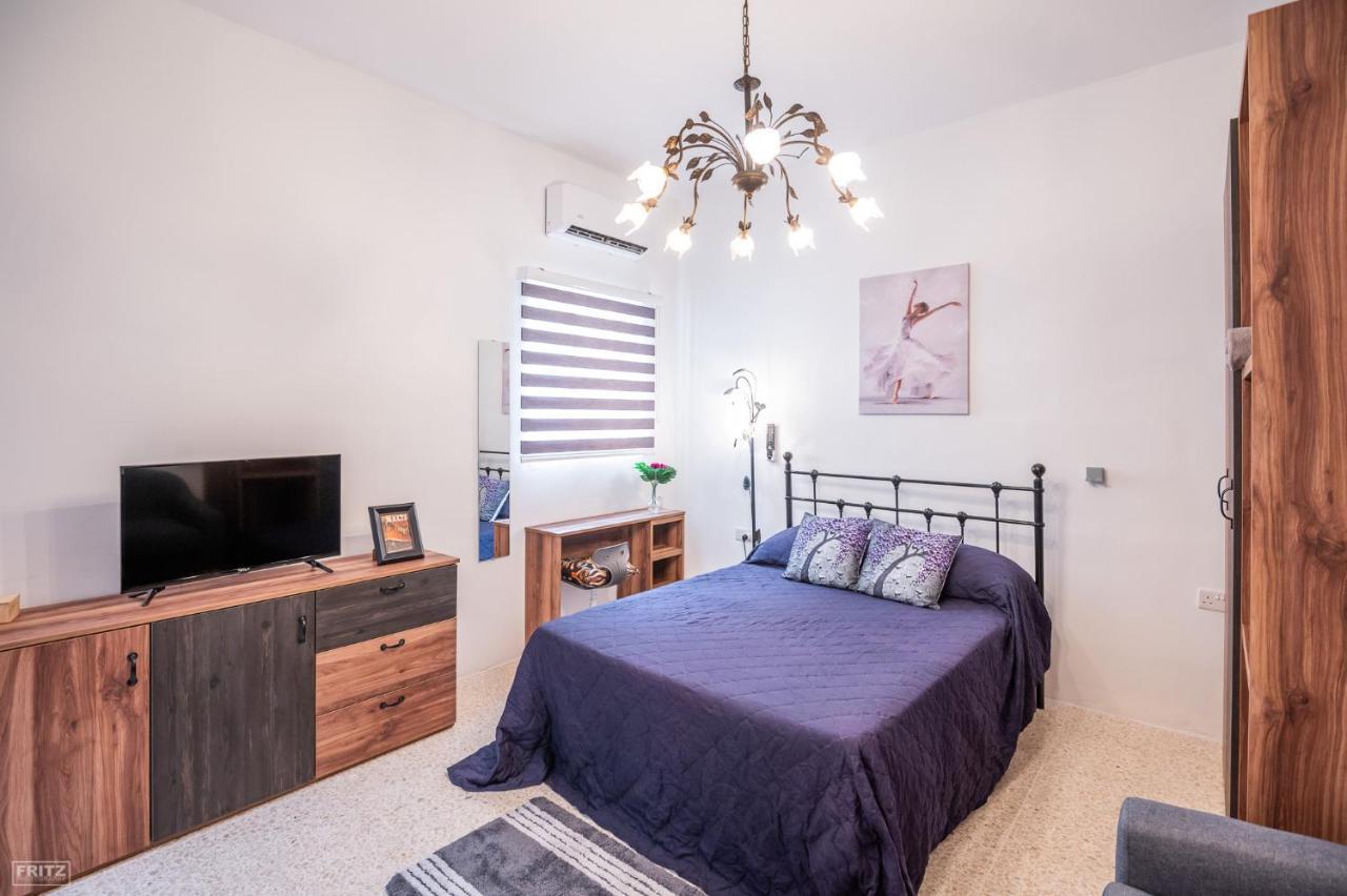 Close To Airport - Private Room With Private Bathroom Adults Only Gudja Bagian luar foto