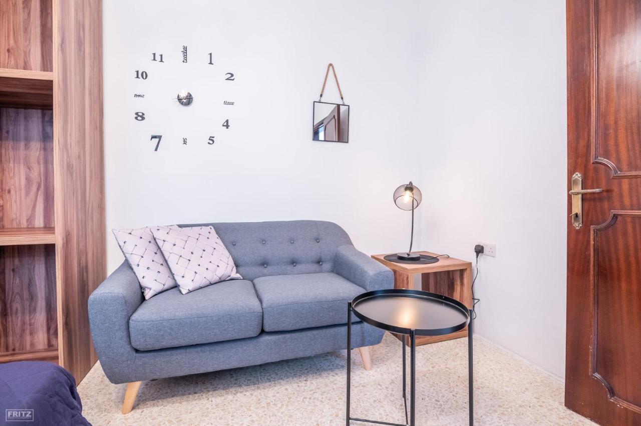 Close To Airport - Private Room With Private Bathroom Adults Only Gudja Bagian luar foto
